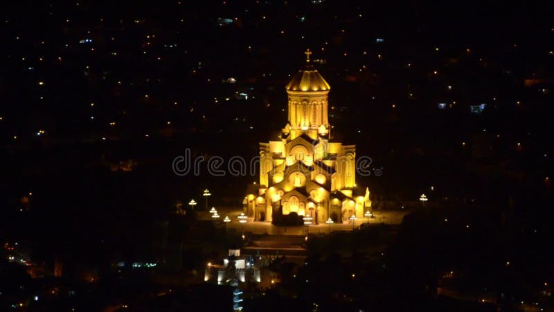 Καθεδρικός ναός της ιερής τριάδας Sameba στο Tbilisi τη νύχτα Τοπ όψη